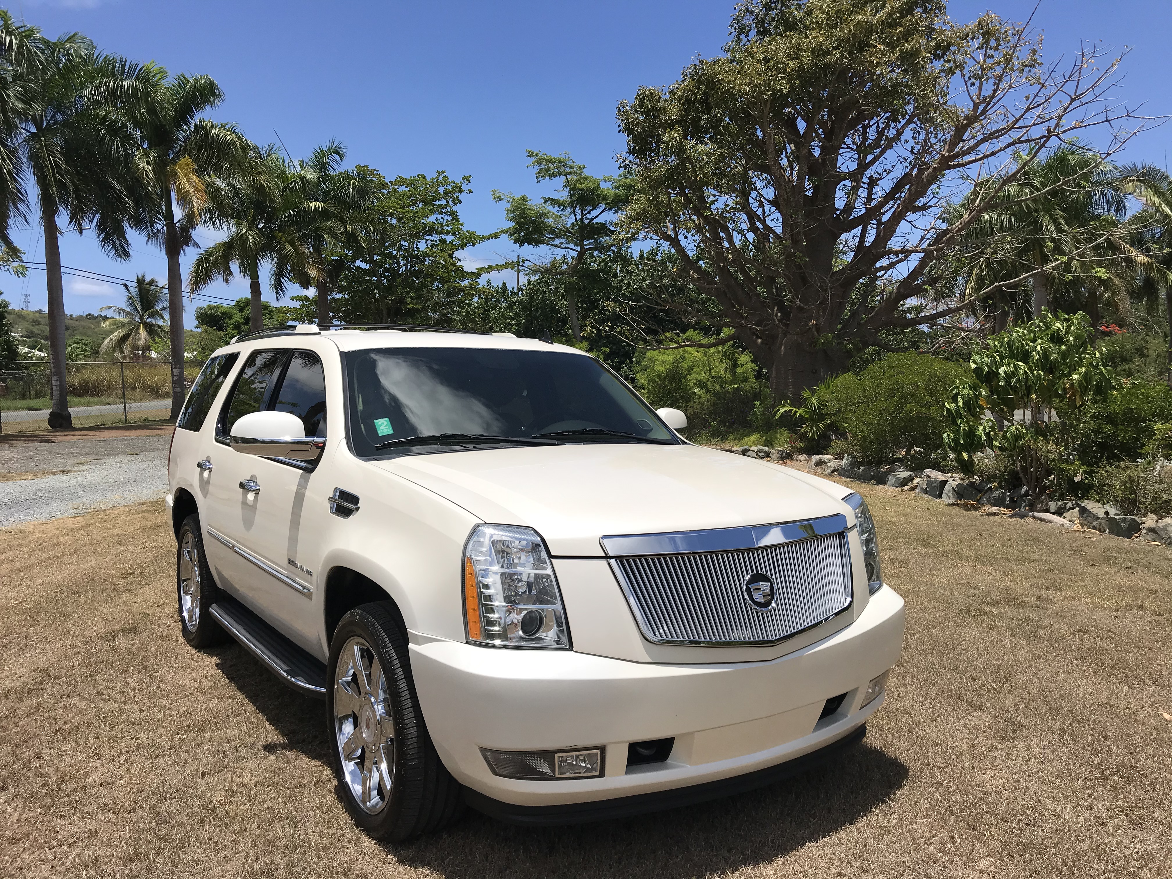 Cadillac Escalade Luxury Fully Loaded Pearl White 6 passenger
